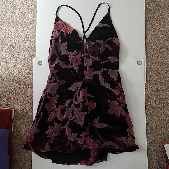 BNWT Velvet cutout romper - Picture 4 of 8